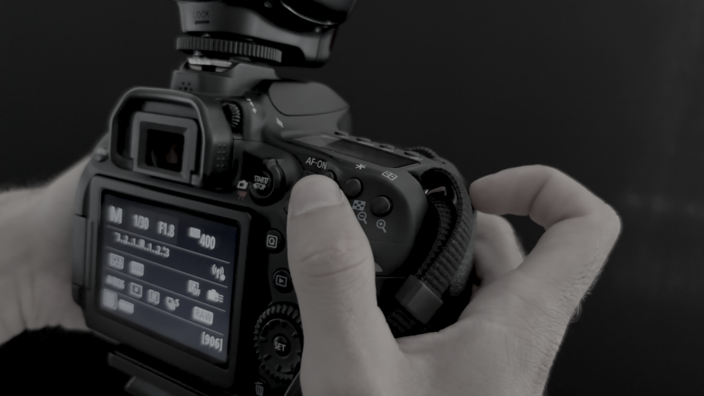 Detalhe de uma câmera fotográfica.